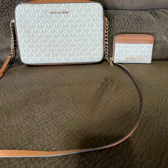 MICHAEL Michael Kors Handbags - EUC MATCHING MK JET SET WONT SEPARATE